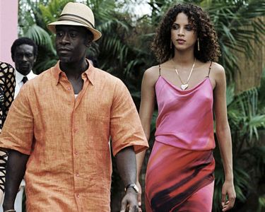 Don Cheadle and Noémie Lenoir in After the Sunset (2004)