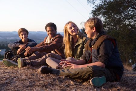 Reese Hartwig, Ella Wahlestedt, Astro, and Teo Halm in Earth to Echo (2014)