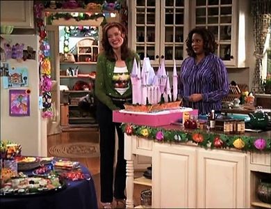 Geena Davis and Kim Coles in The Geena Davis Show (2000)