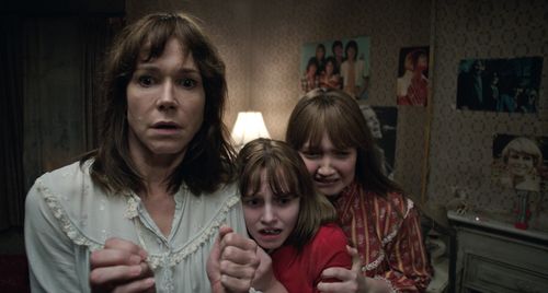 Frances O'Connor, Madison Wolfe, and Lauren Esposito in The Conjuring 2 (2016)