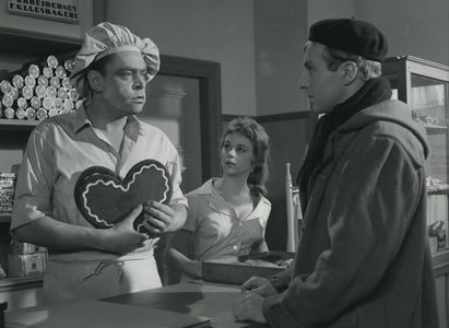 Judy Gringer, Henning Moritzen, and Dirch Passer in The Poet and the Little Mother (1959)