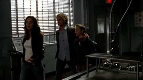 Eliza Dushku, Shawn Reaves, and Sage Testini in Tru Calling (2003)