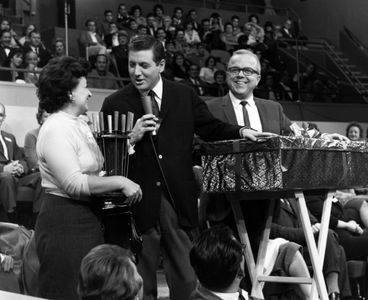 Monty Hall and Jay Stewart in Let's Make a Deal (1963)