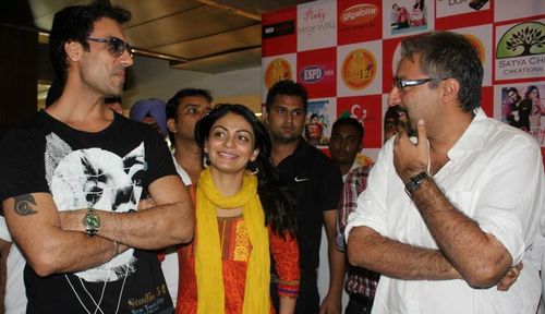 Actors Gavie Chahal, Neeru Bajwa and director Vikram Dhillon during the promotional tour of Pinky Moge Wali (2012)