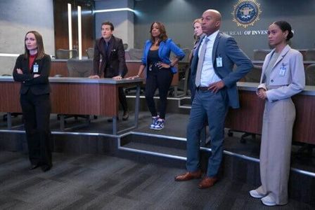 James Lesure, Niecy Nash, Kevin Zegers, Britt Robertson, Courtney Ford, and Michelle Nuñez in The Rookie: Feds (2022)