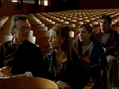 Sarah Michelle Gellar, Alyson Hannigan, Nicholas Brendon, and Anthony Head in Buffy the Vampire Slayer (1997)