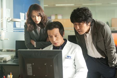 Song Kang-ho, Lee Na-young, and In-gi Jeong in Howling (2012)