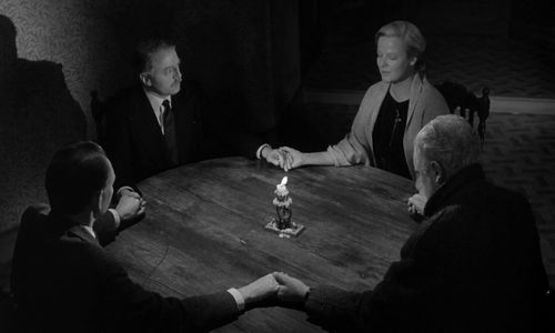 Richard Attenborough, Patrick Magee, Gerald Sim, and Kim Stanley in Seance on a Wet Afternoon (1964)