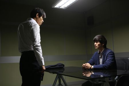 Joon-Sang Yoo and Lee Jin-Wook in The Target (2014)