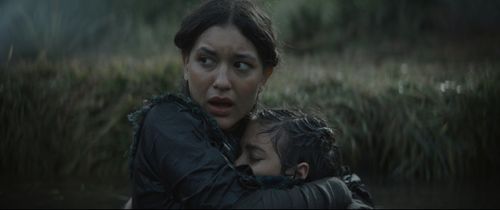 Julia Jones and Isla Farris in The Mandalorian (2019)