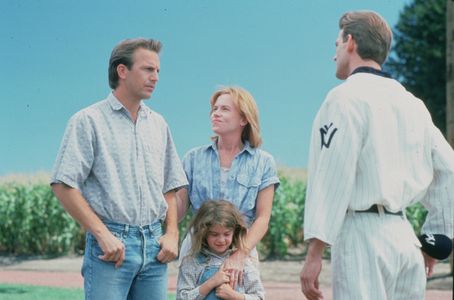 Kevin Costner, Gaby Hoffmann, Amy Madigan, and Dwier Brown in Field of Dreams (1989)