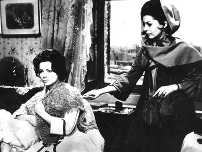 Luisa Mattioli and Sara Montiel in La bella Lola (1962)
