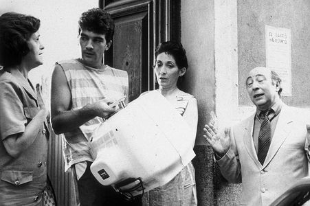 Antonio Banderas, María Elena Flores, Chus Lampreave, and Francisco Merino in Going Down in Morocco (1989)