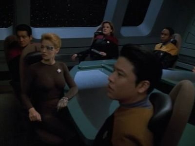 Robert Beltran, Kate Mulgrew, Jeri Ryan, Tim Russ, and Garrett Wang in Star Trek: Voyager (1995)
