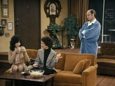 Lillian Garrett, Bob Newhart, and Suzanne Pleshette in The Bob Newhart Show (1972)