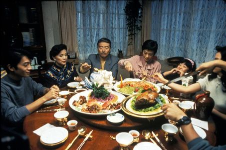 Ah-Lei Gua, Chao-jung Chen, Sylvia Chang, Sihung Lung, Yu-Chien Tang, and Kuei-Mei Yang in Eat Drink Man Woman (1994)