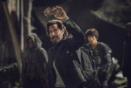 Henry Ian Cusick and Christopher Larkin in The 100 (2014)