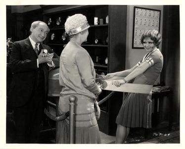 Clara Bow, Mary Gordon, and Hyman Meyer in The Saturday Night Kid (1929)