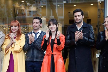 Neslihan Yeldan, Daghan Külegeç, Nilperi Sahinkaya, Özge Gürel, and Serkan Çayoglu in Cherry Season (2014)