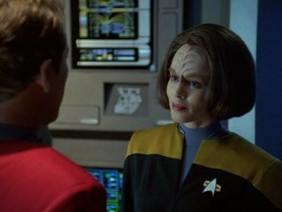 Robert Duncan McNeill and Roxann Dawson in Star Trek: Voyager (1995)