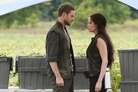 Aaron Ashmore and Hannah Emily Anderson in Killjoys (2015)