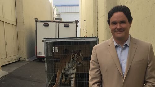 Gabriel Olds poses with the tiger from Hangover and Life Of Pi