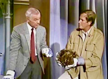 Johnny Carson and Jim Fowler in The Tonight Show Starring Johnny Carson (1962)