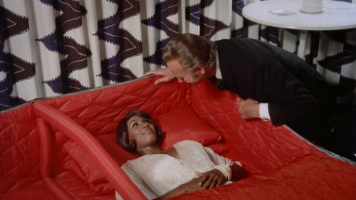 Peter Bayliss and Teresa Graves in Old Dracula (1974)