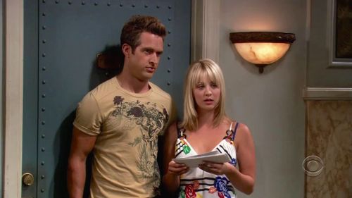 Kaley Cuoco and Allen Nabors in The Big Bang Theory (2007)