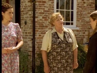 Fiona Dolman and Sylvia Syms in Ruth Rendell Mysteries: The Orchard Walls (1998)