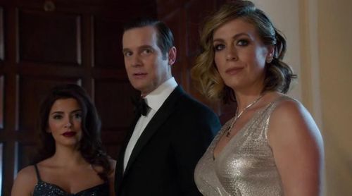 Peter Krause, Sonya Walger, and Shivaani Ghai in The Catch (2016)