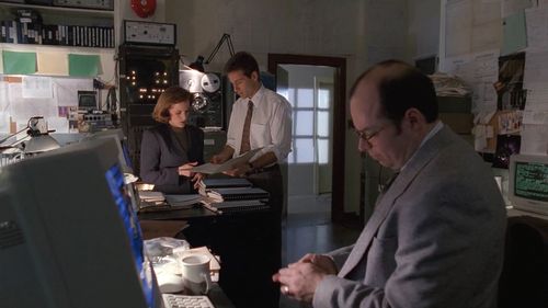 Gillian Anderson, David Duchovny, and Bill Dow in The X-Files (1993)