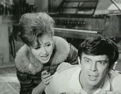 Efgan Efekan and Türkan Soray in The Sugar Almonds (1963)