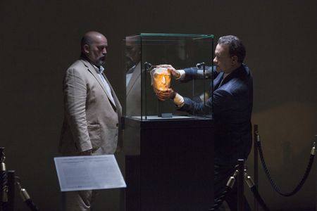 Tom Hanks and Gábor Urmai in Inferno (2016)