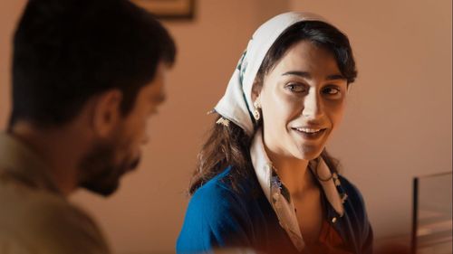 Ekin Koç and Merve Çagiran in The Steppe (2018)