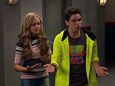 Cameron Boyce and Sophie Reynolds in Gamer's Guide to Pretty Much Everything (2015)