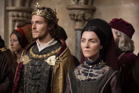 Michelle Fairley and Jacob Collins-Levy in The White Princess (2017)