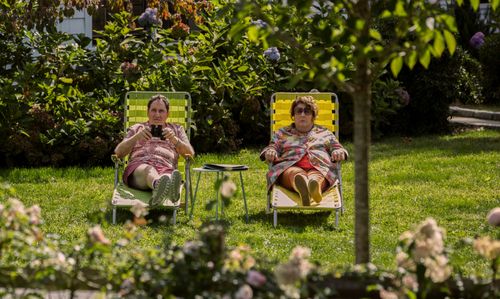 Richard Kind and Margo Martindale in The Watcher (2022)