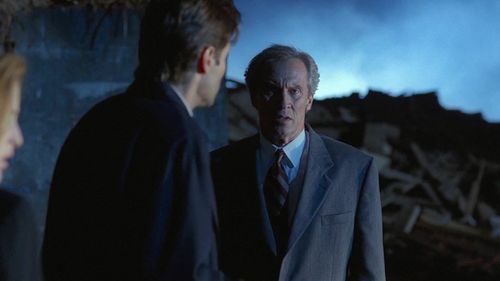 Gillian Anderson, David Duchovny, and Roy Thinnes in The X-Files (1993)