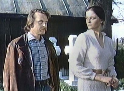Ivan Mikolaychuk and Galina Sulima in Takaya pozdnyaya, takaya tyoplaya osen (1982)