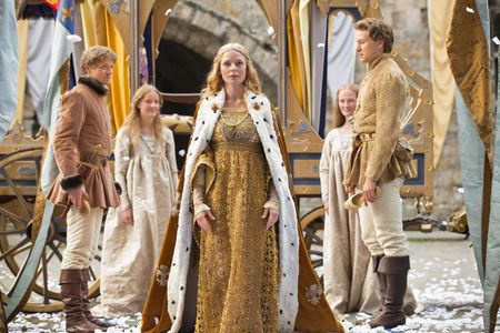 Rebecca Ferguson, Ben Lamb, Eve Ponsonby, and Simon Ginty in The White Queen (2013)