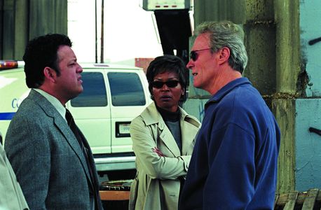 Clint Eastwood, Tina Lifford, and Paul Rodriguez in Blood Work (2002)