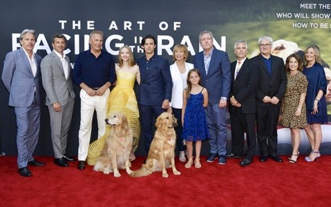 Kevin Costner, Kathy Baker, Patrick Dempsey, Gary Cole, Milo Ventimiglia, Amanda Seyfried, and Ryan Kiera Armstrong in T