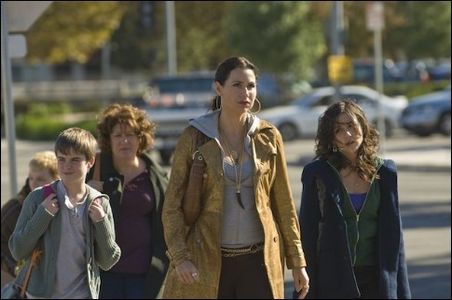 Minnie Driver, Shannon Woodward, and Aidan Mitchell in The Riches (2007)