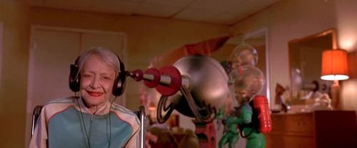 Sylvia Sidney in Mars Attacks! (1996)