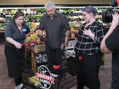 Cheyenne Buckley, Theresa Buckley, and Guy Fieri in Guy's Grocery Games: Family Food Feud: Part 2 (2018)