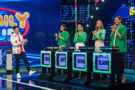 Dingdong Dantes, Jeanette Fernando, Gionna Cabrera, Elaine Kay Moll, and Ma. Desiree Verdadero in Family Feud Philippine