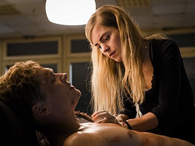 Matthias Schweighöfer and Hannah Hoekstra in You Are Wanted (2017)