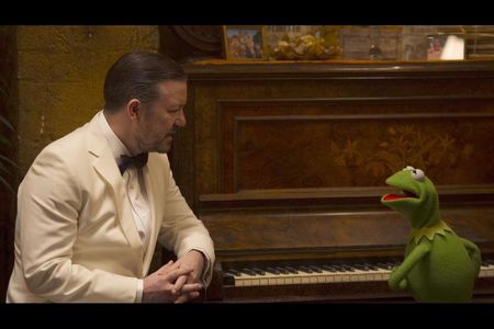 Ricky Gervais and Kermit the Frog in Muppets Most Wanted (2014)