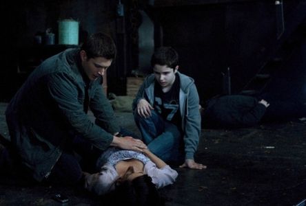 Jensen Ackles, Cindy Sampson, and Nicholas Elia in Supernatural (2005)